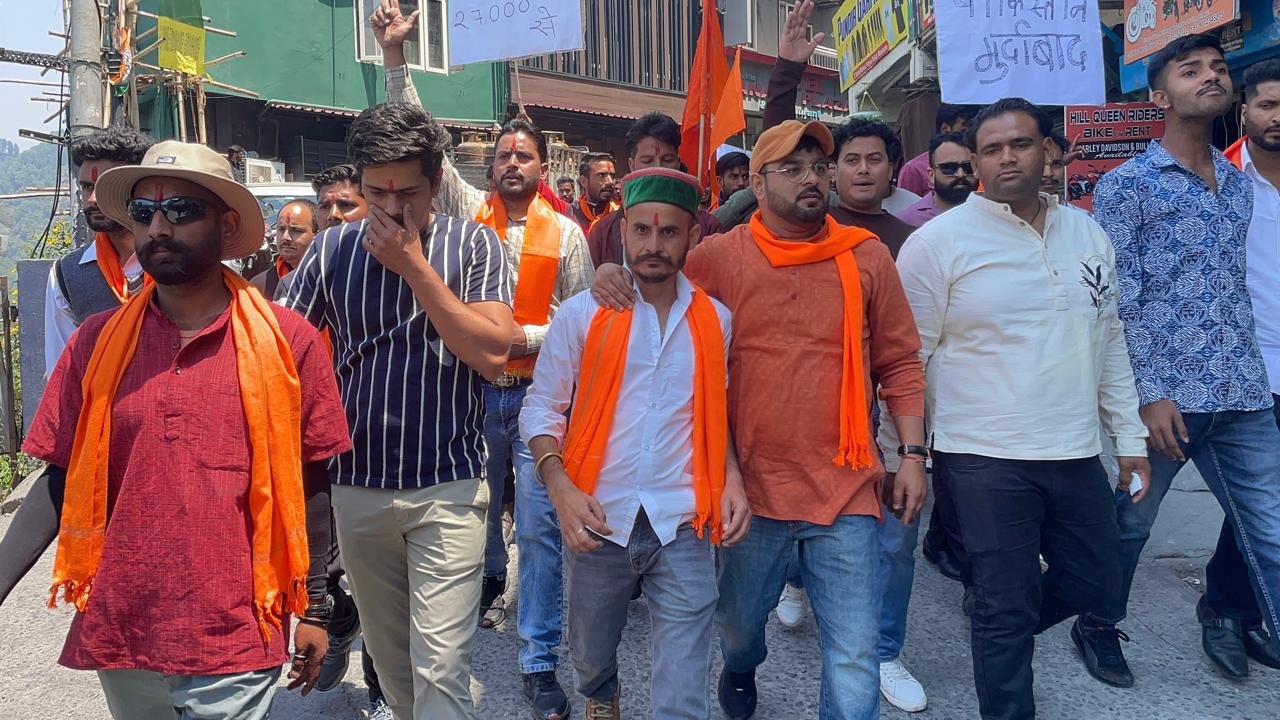 पहलगांव की घटना के विरोध में मसूरी में करणी सेना का आक्रोश, कश्मीरी दुकानों को खाली कराने की चेतावनी