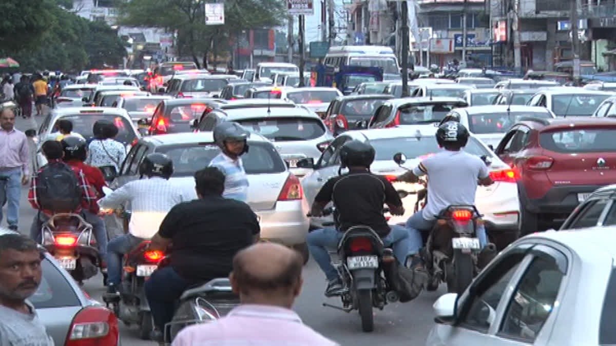 जाम से राहत के लिए सरकार बना रही दीर्घकालिक रोडमैप, कांग्रेस ने उठाए सवाल