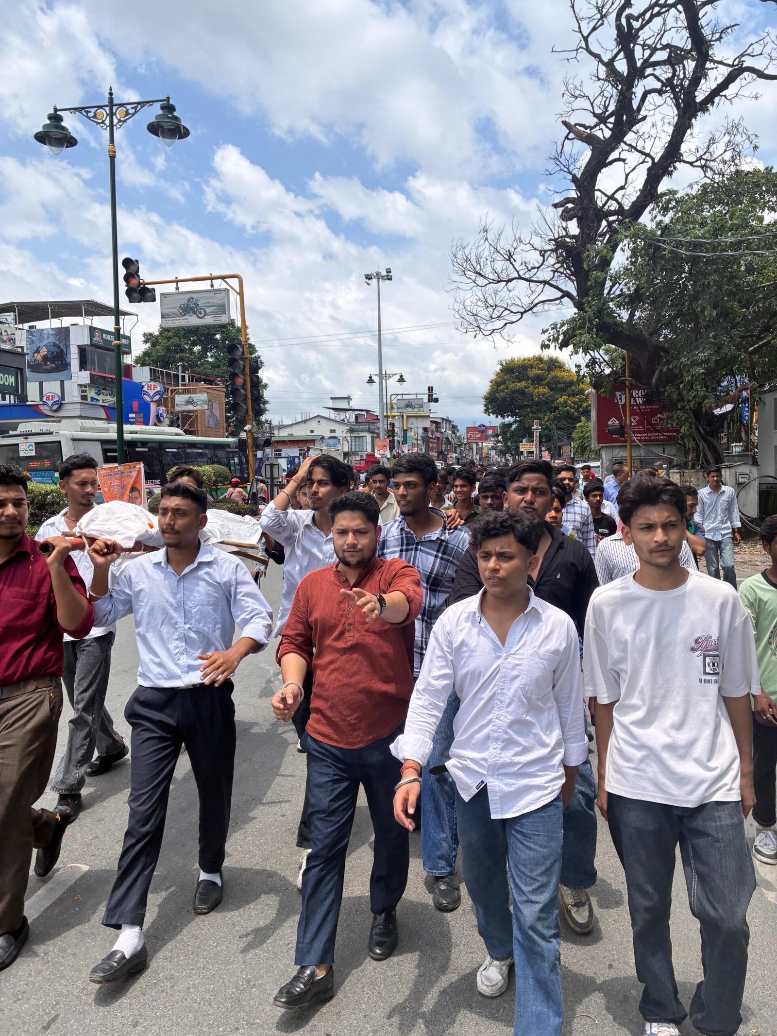 छात्रों ने निकाली सांकेतिक शव यात्रा